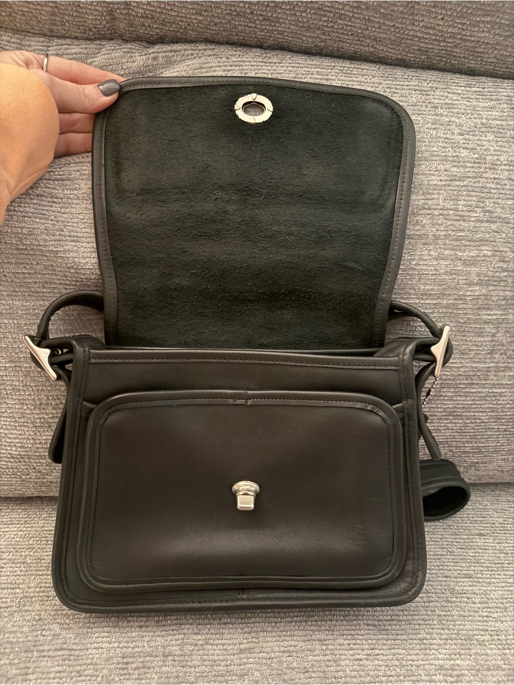 Vintage Coach Rambler Black Leather Messenger Bag with Turn-Lock Closure - Picture 3 of 16
